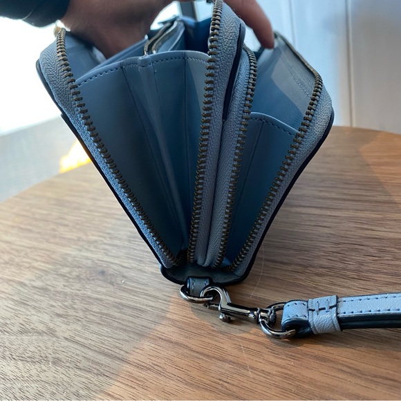 Coach women’s leather wallet, multiple compartments and gunmetal hardware - Picture 9 of 12